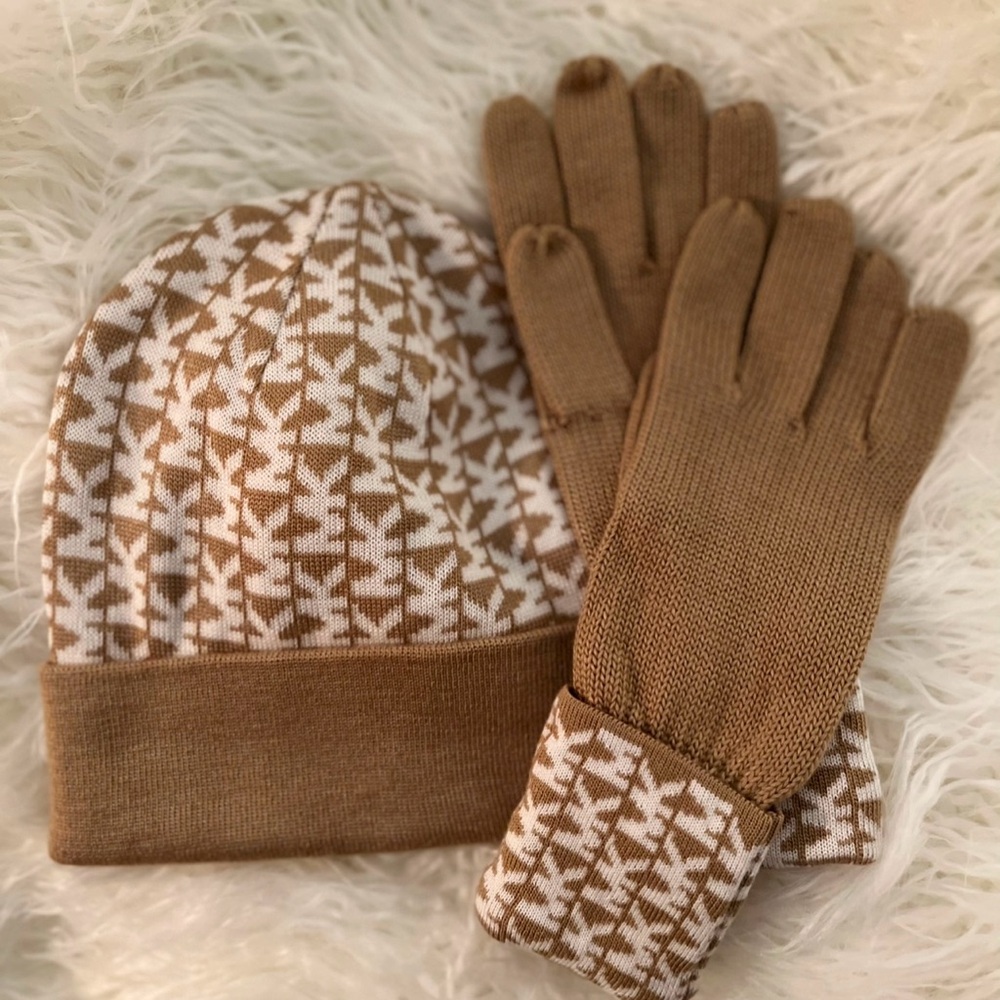 🆕 Michael Kors Tan/Cream Logo Signature Beanie & Glove Set